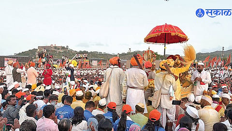 Jejuri Glows in Devotion as Palkhi Receives Traditional Bhandara Welcome