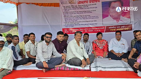 The hunger strike at Shirur Municipal Council highlights demands for better solid waste management and fair wages for contract sanitation workers.