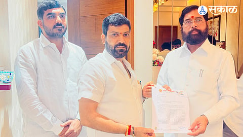 The memorandum highlights severe rainfall deficit, fodder shortage, water scarcity, irregular power supply and the need for employment generation in Solapur district.