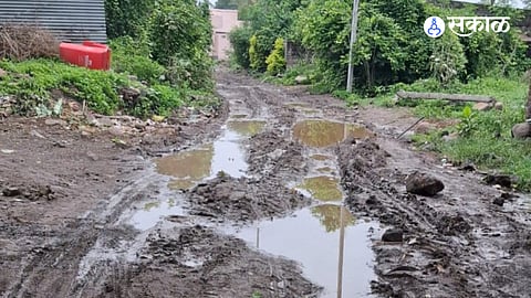 Residents have demanded immediate completion of the road, citing difficulties for students, patients and commuters travelling to Ambad and Jalna.