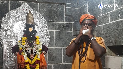 World record holder Gajanan Shivnath Ingale performed a devotional conch blowing ceremony at Madha Vitthal Temple during the Ashadhi Wari pilgrimage.