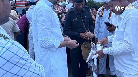 Devotees Shower Flowers as Gajanan Maharaj Palkhi Enters Mohol Taluka