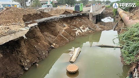 Cement concrete road collapses on Paithan Chhatrapati Sambhajinagar highway near Bidkin damaging water pipeline