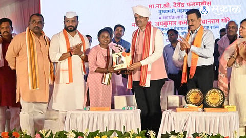 Rajshree Bhagwat honoured by Devendra Fadnavis for 15 years of free rangoli service during Pandharpur Wari