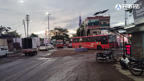 Ashadhi Wari return traffic jam on Kurduwadi Barshi road at Ridhore Seena river bridge affecting ST buses and devotees in Solapur