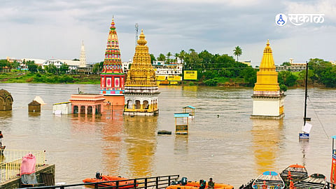 Maharashtra Rain Update Chandrabhaga River Swells in Pandharpur Eight Barrages and Stone Bridge Under Water