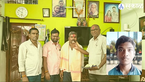 Manoj Dhamansure with his parents after securing admission to IIT Kharagpur.