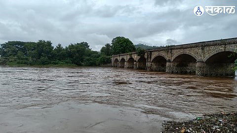 With Dimbhe Dam reaching 98% storage, authorities have increased water discharge into the Ghod River to 19,545 cusecs and issued an alert for 44 villages along the riverbank, urging residents to stay away from the river and low-lying areas.