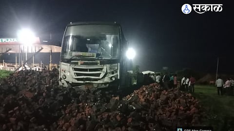 Driver's quick thinking saves 14 passengers after Shivshahi bus brake failure near Varvade toll.
