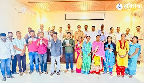 Using the CEIR portal, Yavat Police successfully traced and returned 25 lost smartphones worth around ₹5.75 lakh to their rightful owners after sustained technical investigation and follow-up.