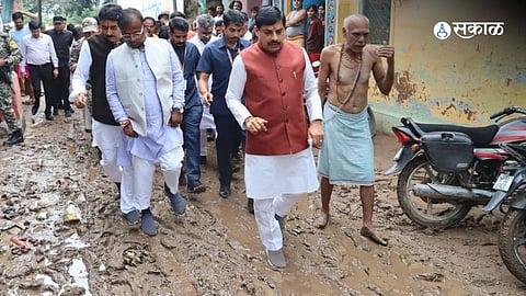 Chief Minister Visits Flood Hit Chitrakoot After Night Review Meeting Relief Materials Distributed to Affected People