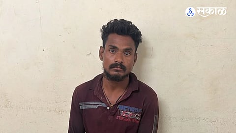Worker arrested in Nagpur with two live detonators and stolen phones.