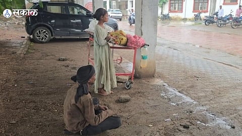 पार्किंगमध्ये स्ट्रेचरवर आईचा मृतदेह अन् बाजूला बसलेला हताश बाप; झाशीच्या वैद्यकीय महाविद्यालयात हृदयद्रावक घटना
