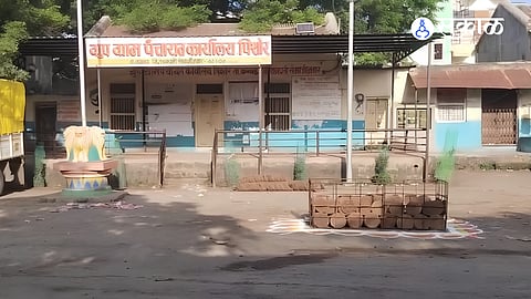 No cremation road, villagers protest outside gram panchayat.