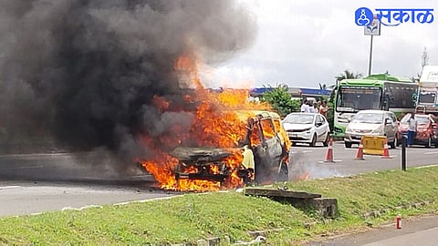 Anewadi Car Fire On Pune Bengaluru Highway Family Escapes Safely Vehicle Burnt Traffic Stopped For One Hour