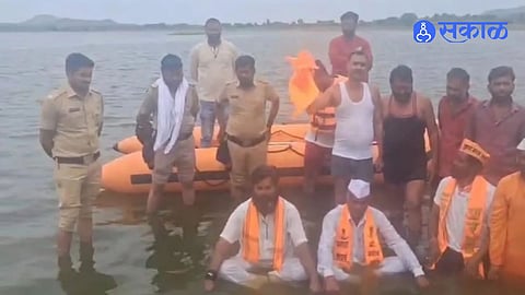 Maratha Community Stages Water Protest in Kannad Ambadi Dam Over Reservation Demand Administration Assures Government Action