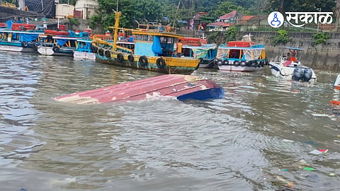 High Speed Boat sank in Gate way of India