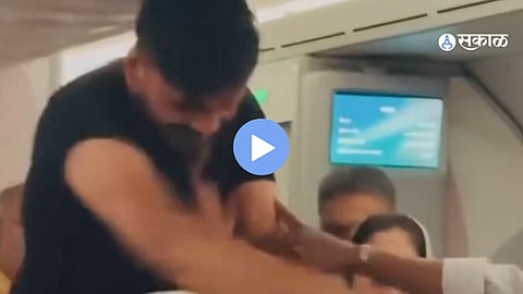 Viral Video : विमान हवेत असताना दोन प्रवाशांमध्ये तुफान हाणामारी; व्हिडिओ सोशल मीडियावर व्हायरल