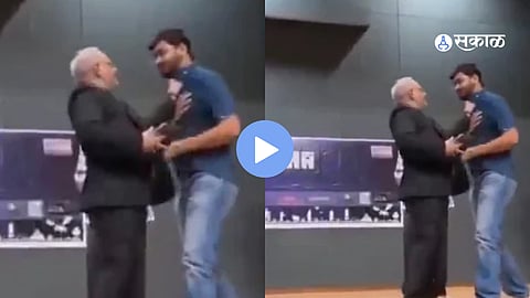 Ahmedabad Viral Video : “अरे जल्दी कर, सुबह पनवेल निकलना है” म्हणताच प्राध्यापक भडकले; विद्यार्थ्याची स्टेजवरच धरली गचांडी, VIDEO VIRAL