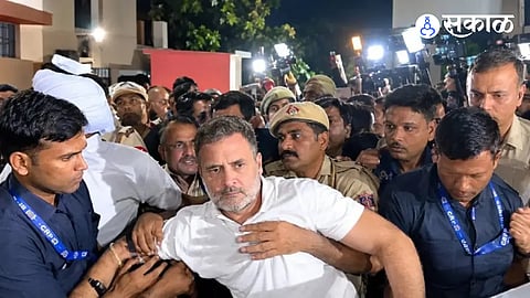 Rahul and Priyanka Gandhi heading towards Election Commission office detained by police