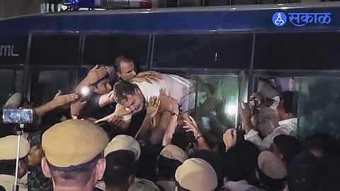 Delhi Protest Over Gyanesh Kumar Resignation Rahul Gandhi Priyanka Gandhi and 250 Opposition MPs Detained by Police in Delhi