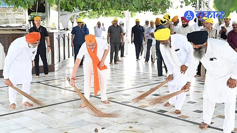 PM Modi 25 Years of Public Service Marked as Maharashtra Chief Minister Takes Part in Gurdwara Cleanliness Campaign