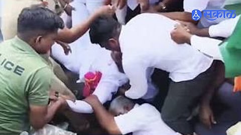 Maharashtra News Swabhimani Sanghatana Office Bearers Face Police Case After Road Block Agitation on Pune Solapur Highway
