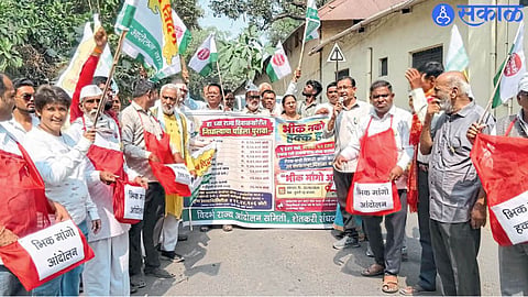 Farmers' organisations stage a protest outside the Nagpur Collector's Office, demanding loan waivers and ₹50,000 per acre in assistance.