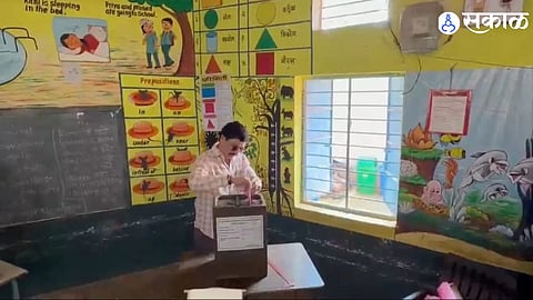 Dhananjay Munde Visits Polling Booths in Parli After Voting With Wife and Expresses Confidence in Satish Chavan Victory