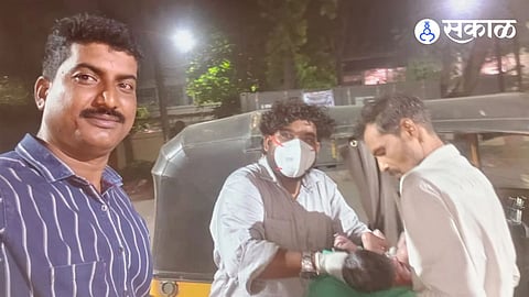 Women Gives Birth In Rickshaw