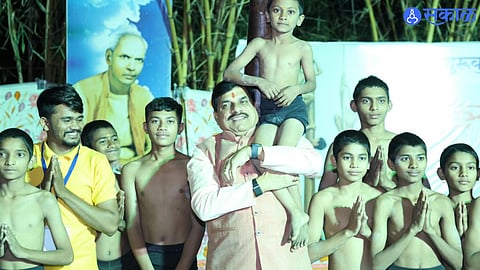 Madhya Pradesh Chief Minister Mohan Yadav announces a ₹1 lakh grant after watching young Eklavya Gurukul students perform Mallakhamb at Sharad Utsav.
