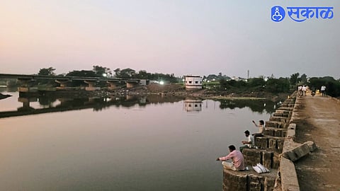 Maharashtra Water Update Bhama Askhed Water Release Reaches Vadhu Bundhara Bringing Relief to Villages Along the Bhima River