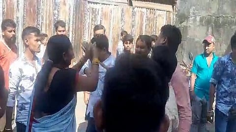विद्यार्थिनीच्या नातेवाईकांनी मुख्याध्यापकाला चोप दिला.