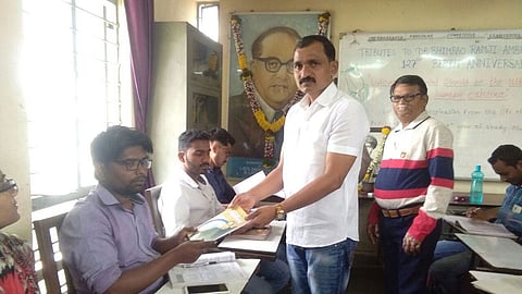 दापोडी येथे विद्यार्थांना 'महामानव" ग्रंथाचे वितरण