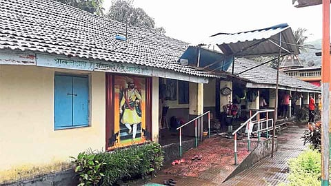 रत्नागिरी : शिक्षकच नसल्याने ग्रामस्थांनी ठोकले शाळेला टाळे