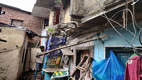 चेंबूरमध्ये घराची बाल्कनी कोसळली; वृद्ध महिला गंभीर जखमी