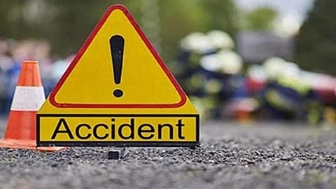 मुंब्रा बायपासवरून कंटेनर खाली कोसळला; सुदैवाने चालक बचावला