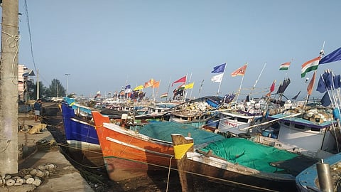 वाढवण बंदराच्या विरोधात पश्चिम किनारपट्टीवर कडकडीत बंद! मानवी साखळी, मुंडन करून निषेध