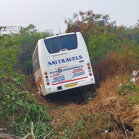 खारघरमध्ये खाजगी बसला अपघात; खाडीतील कांदळवनात अडकल्याने अनर्थ टळला