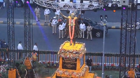 मुख्यमंत्री उद्धव ठाकरे यांच्या हस्ते शिवसेना प्रमुख बाळासाहेब ठाकरे यांच्या पुतळ्याचे अनावरण संपन्न