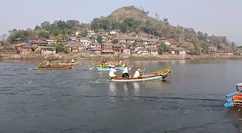 'वल्हव रे नाखवा वल्हव वल्हव'; होड्यांची स्पर्धा पाहण्यासाठी गाव लोटला