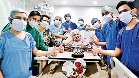 एकच नंबर! 101 वर्षीय आजीबाईंचा रुग्णालयात वाढदिवस साजरा; बॉम्बे हॉस्पिटलमधील डॉक्टरांकडून पेरीन इराणीला अनोखी भेट
