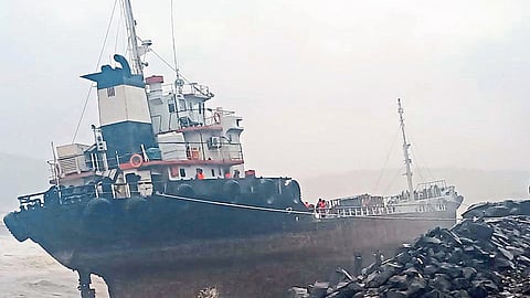 Four Days Ultimatum To Ship In Mirya Port Ratnagiri Marathi News