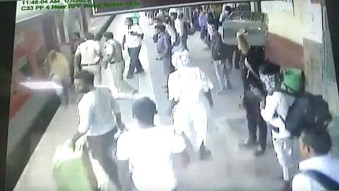 रेल्वे सुरक्षा बलाच्या सतर्कतेमुळे दांपत्याचे वाचले प्राण; जवानाची कौतुकास्पद कामगिरी