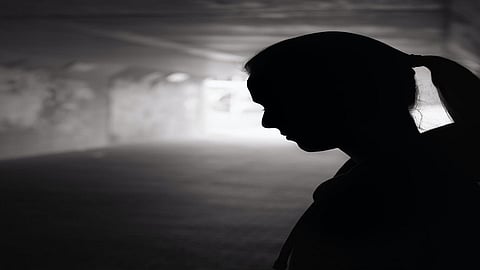 बलात्काराचा गुन्हा नोंदवून घेताना, पोलिसाकडून तरुणीशी संतापजनक वर्तन; त्रासाला कंटाळून तरुणीची आत्महत्या