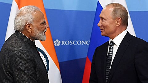 Video : पंतप्रधान मोदींनी नाकाराला सोफा म्हणाले, 'खुर्चीच बरी'