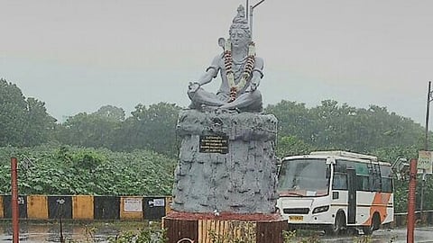 इंद्रप्रस्थ चौक, नवी सांगवी : वाहतूक आयलँण्ड म्हणून उभी केलेली भगवान शंकराची मोठी मुर्तीमुळे वाहतुक सुरळीत तर झालीच परंतु तो चौक आता भाविकांचे श्रद्धास्थान बनला आहे.
