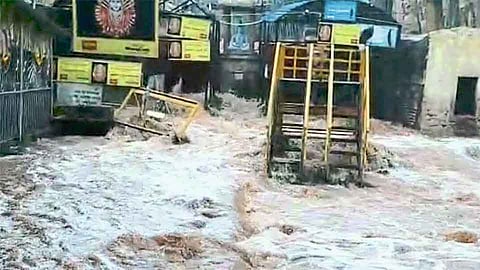 सौंदत्तीमध्ये रेणुका देवीच्या कुंडातून "धबधबा'