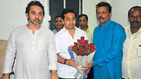 ठाकरे कुटुंबीयांचे हात मदतीसाठी कधीच खिशात जात नाहीत