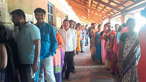 वैभववाडी तालुक्यात चार ठिकाणी मतदानयंत्रात बिघाडाने अडथळा
